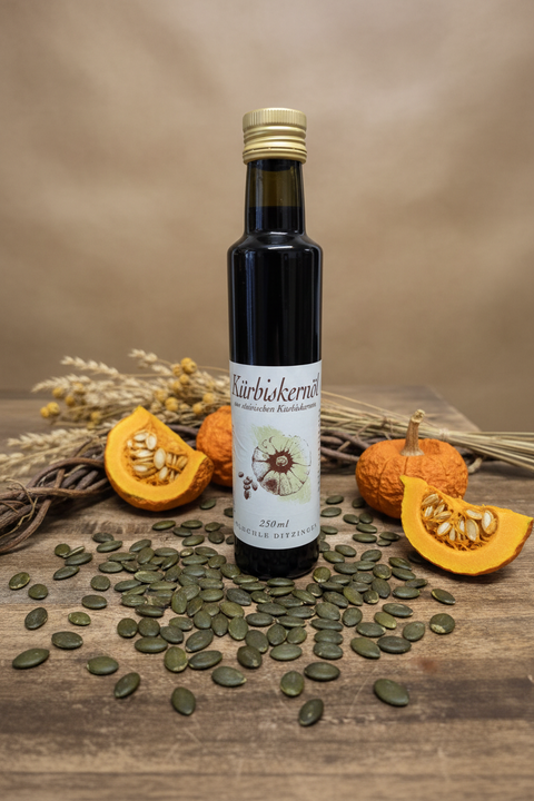 Kürbiskernöl with Pumpkin Seed Background